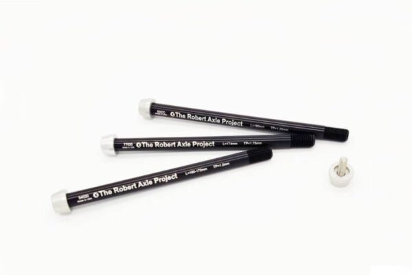 Oś przelotowa 12 mm do tylnych kół gwint 1.25 mm Zycle